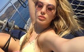 Yasmin Erbil'in Dekolteli Paylaşımına Annesinden Yorum Geldi!