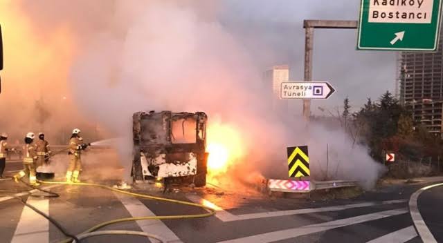 İstanbul'da Halk Otobüsü Alev Aldı!