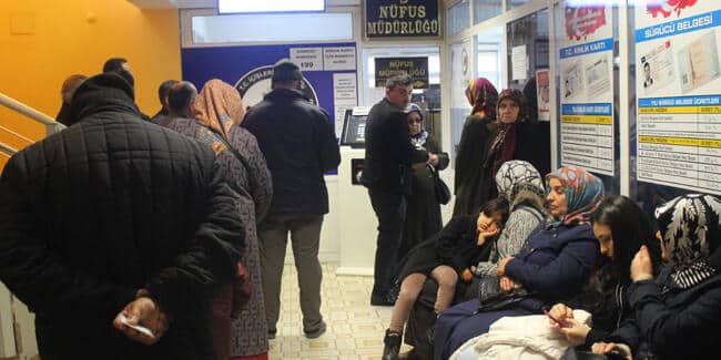 Haberi Duyan Nüfus Müdürlüğüne Koşup Uzun Kuyruğa Katılıyor
