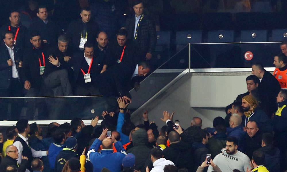 Ali Koç Tribüne Atladı!