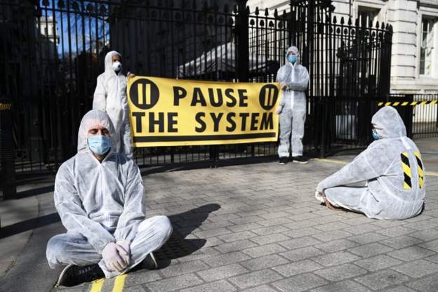 İngiltere’nin Koronavirüs Önlemleri Protesto Ediliyor!