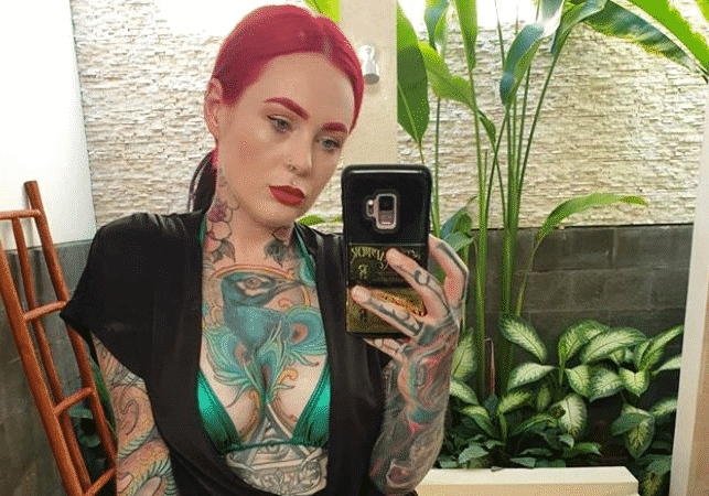 Tüm Vücudu Dövmeli Olan Sağlık Çalışanı Görenleri Şaşırtıyor!