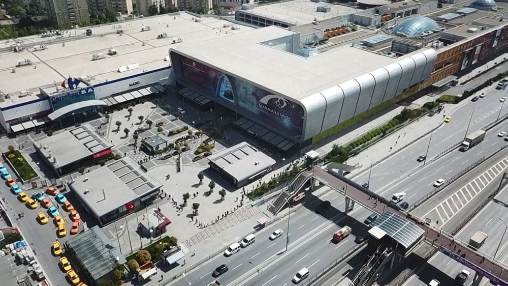 Vatandaşlar AVM’lere Akın Etti