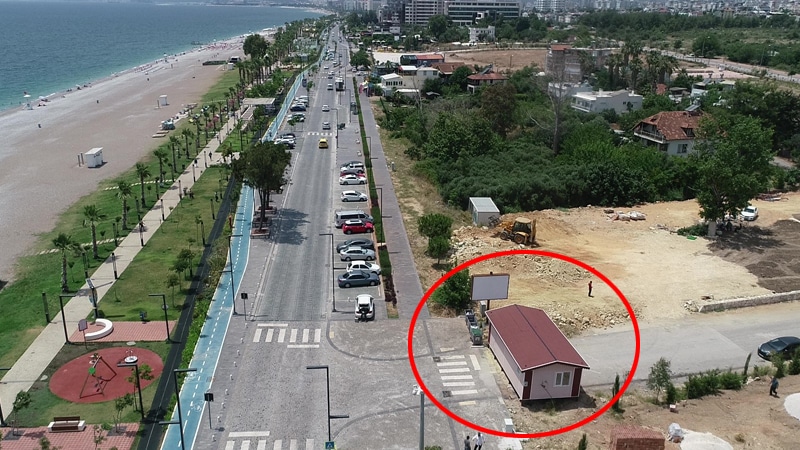 Arazisini Kullanamayınca Yolu Prefabrik Evle Kapattı!