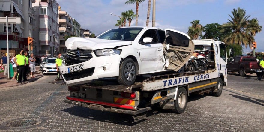 Ünlü Şarkıcı ve Yeğenine Araba Çarptı!