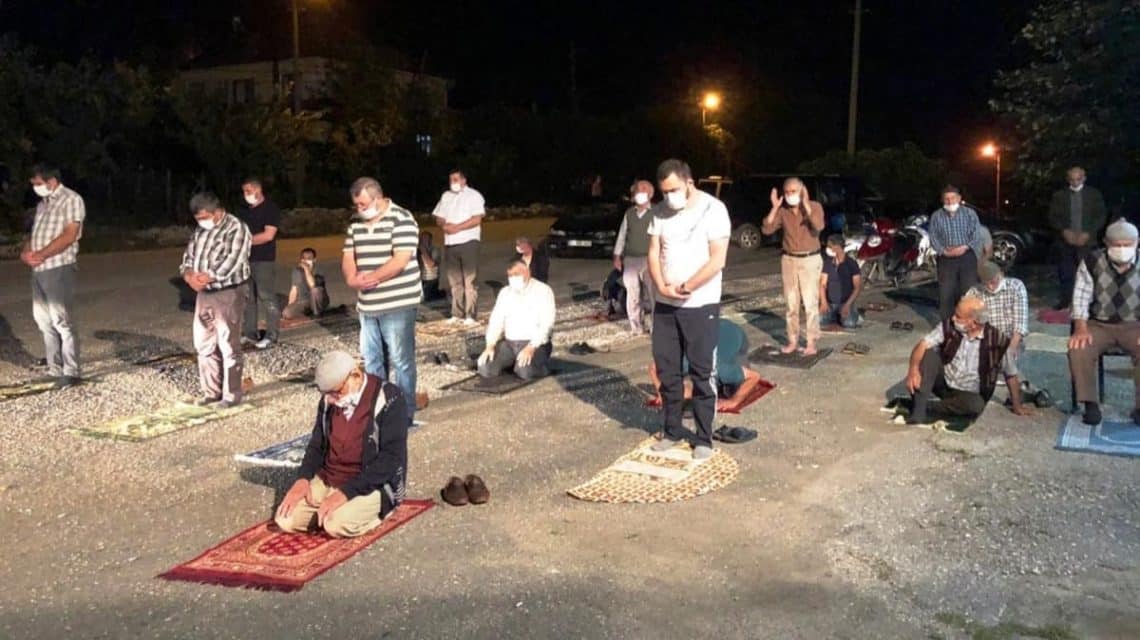 Mahalleli İmama Küstü Namazı Kıraathane Önünde Kıldı
