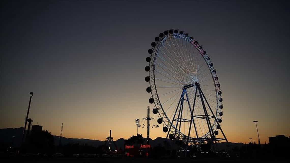 Türkiye'nin En Büyük Dönme Dolabı Sosyal Mesafe Koşuluyla Tekrar Açıldı