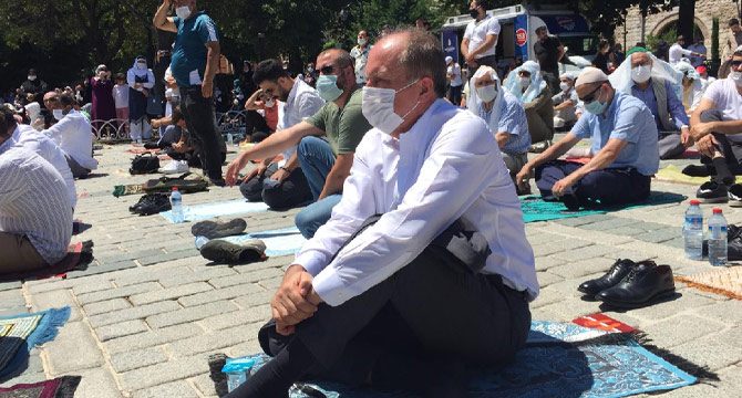 Muharrem İnce, Cuma Namazını Sultanahmet Camii’nde Kıldı