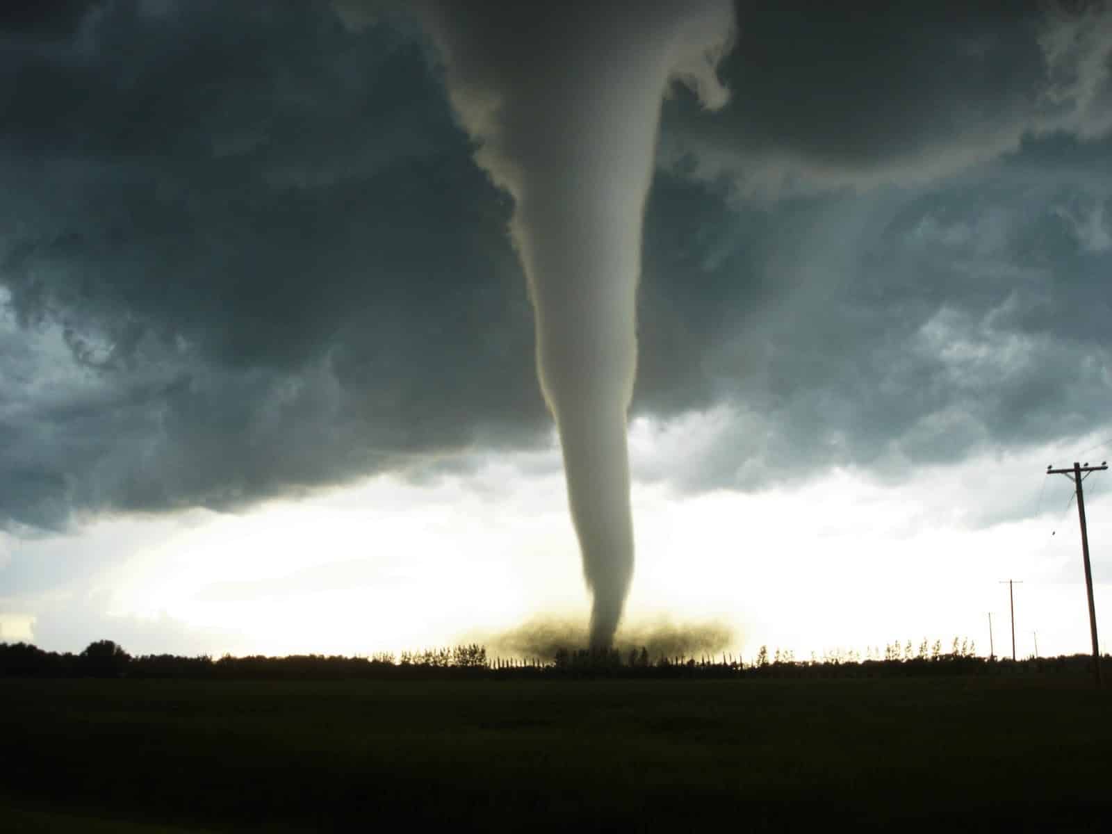 Kanada'da Hortum Faciası: 2 Kişi Hayatını Kaybetti