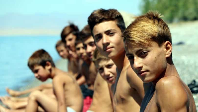 Van Gölü’ne Girenlerin Saçları Sararıyor