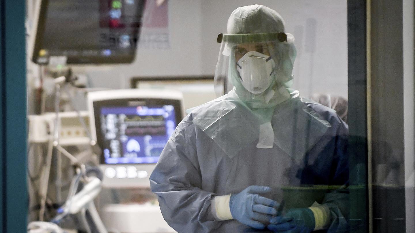 Maske Takmayan Doktor 100'ün Üzerinde Kişiye Koronavirüs Bulaştırdı