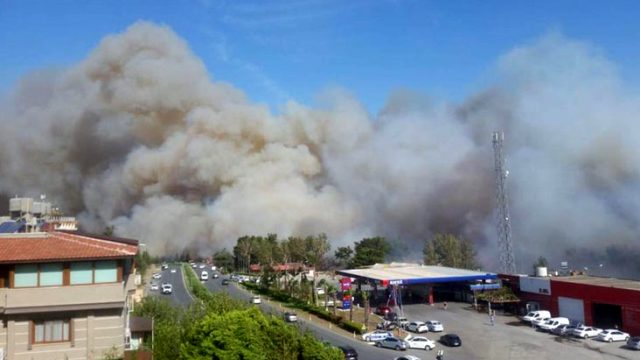 Son Dakika: Hatay'da Çıkan Yangın Yerleşim Yerine Sıçradı!