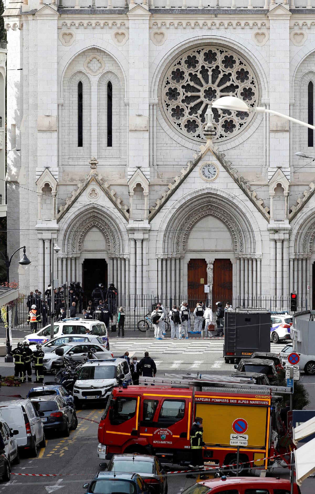 Son Dakika! Fransa'da Bıçaklı Saldırı: 3 Kişi Yaşamını Yitirdi 