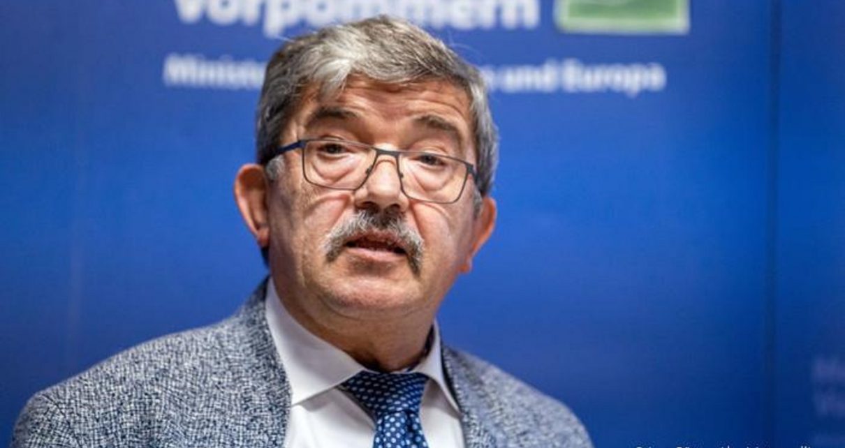 Almanya'da Silah Satın Alan Eyalet İçişleri Bakanı İstifa Etti