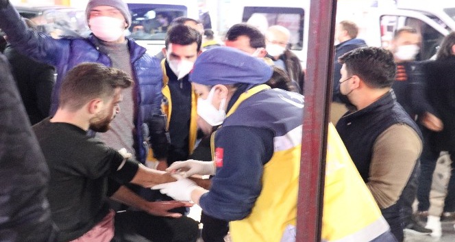 Saç Tıraşını Beğenmedi 2 Kişiyi Bıçakladı!