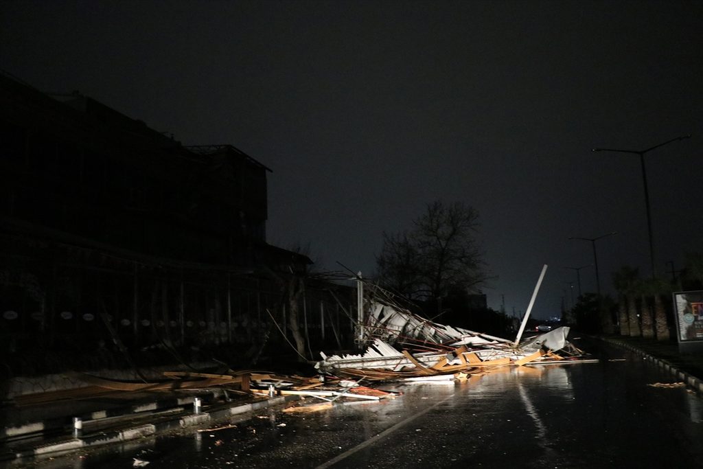 Gece Meydana Gelen Fırtınanın Bilançosu Ağır Oldu 