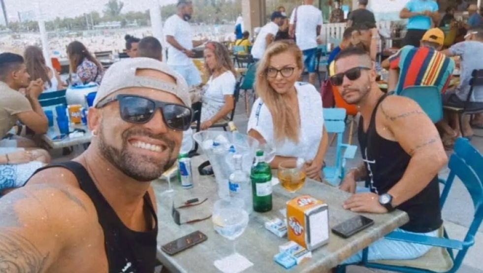 Aynı Kadına Aşık Olan Arkadaşlar Üçlü İlişki Yaşamaya Karar Verdi