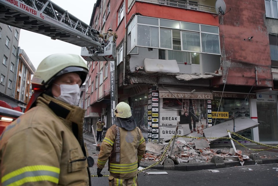İstanbul’da 4 Katlı Binanın Balkonu Çöktü