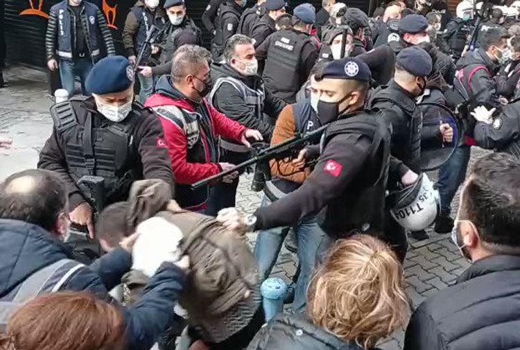 İzmir Valiliği Çıplak Arama İddialarına İlişkin Açıklama Yaptı 