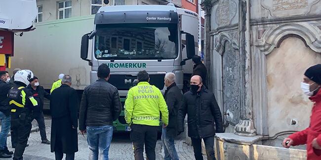 Üsküdar’da Bir TIR Ara Sokağa Sıkıştı!