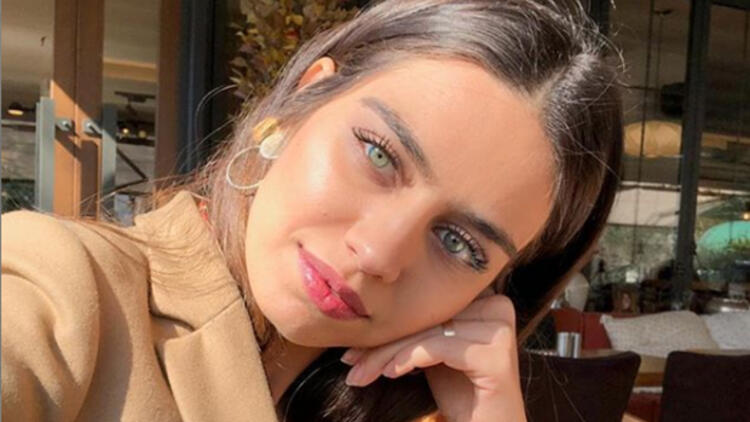 Amine Gülşe’nin Fotoğrafındaki Takılar Olay Oldu!