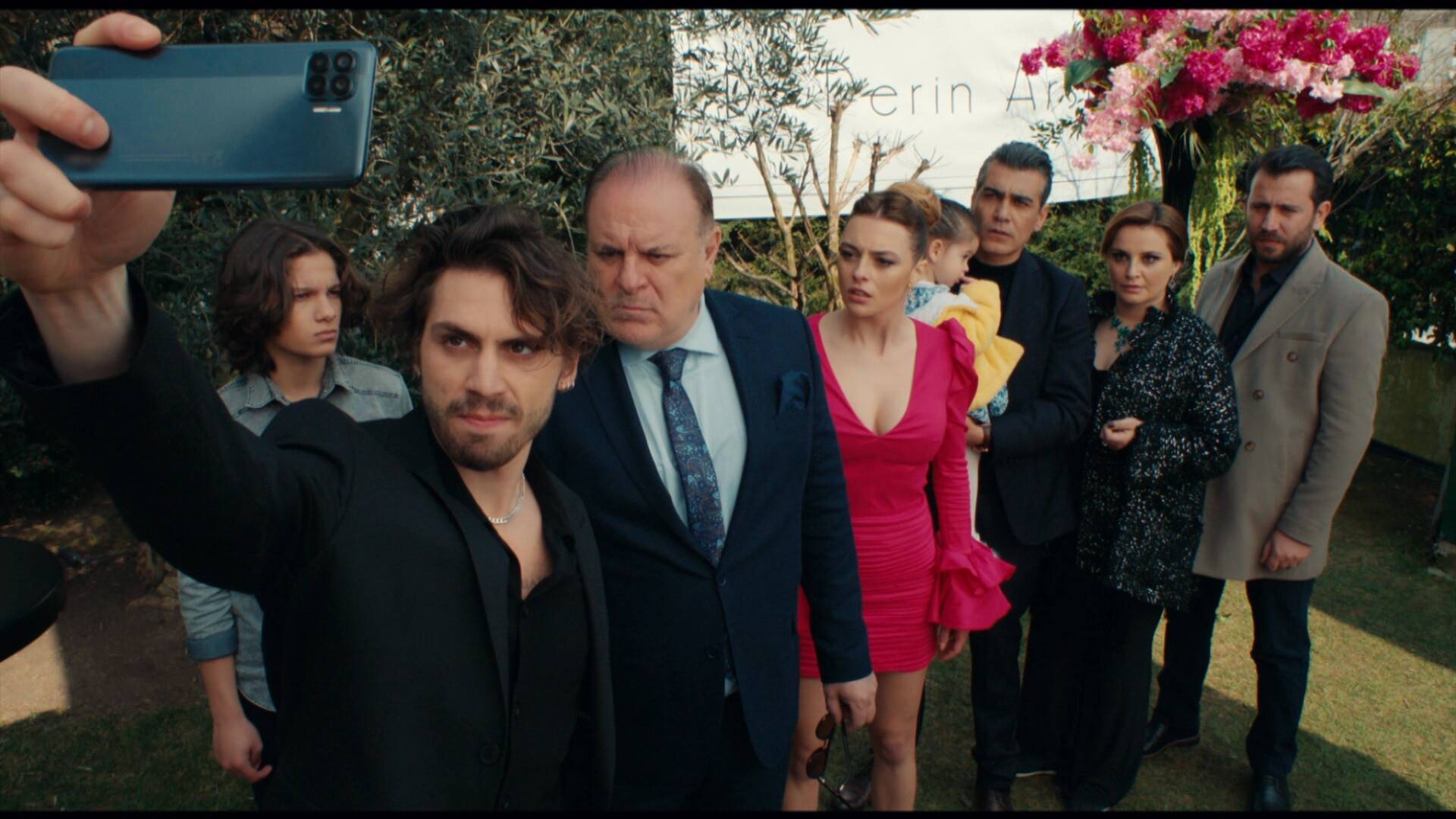 Sadakatsiz Dizisinde Dikkat Çeken Aile Fotoğrafı!