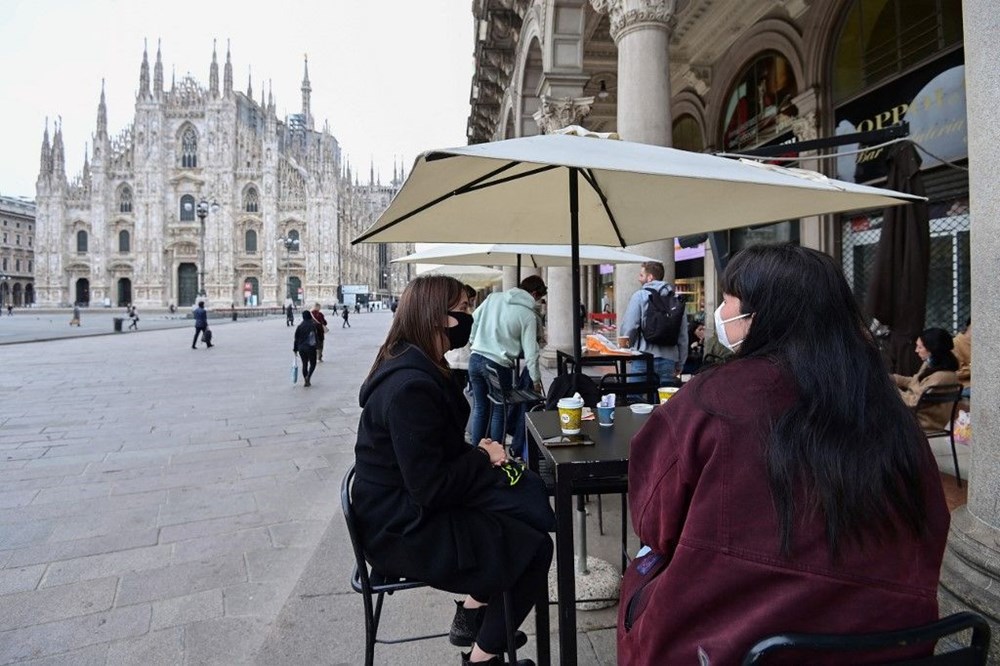 Yeniden Açılan İtalya’da Halk Sokaklara Döküldü