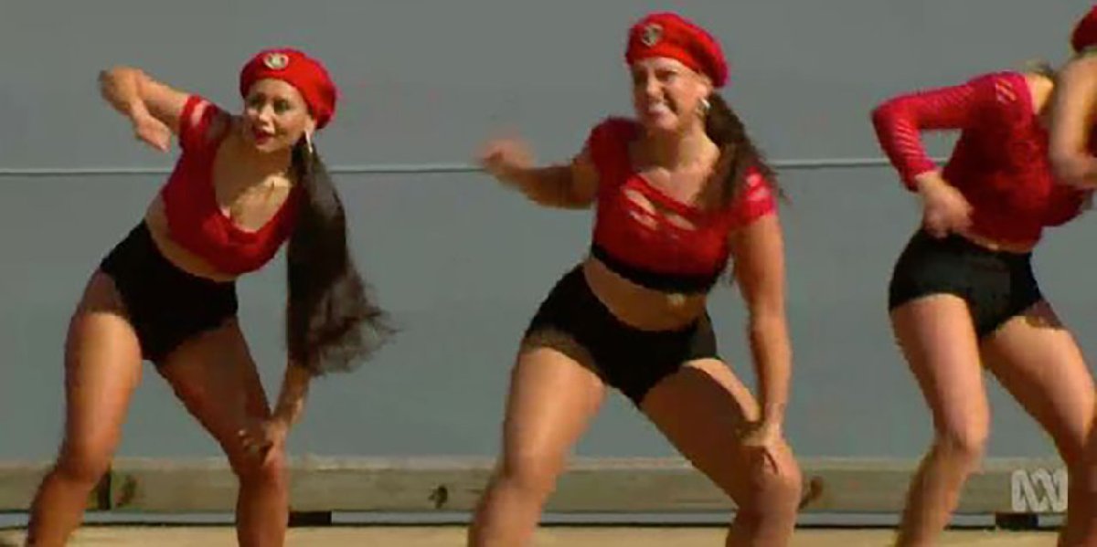 Savaş Gemisinin Askeri Töreninde Twerk Krizi!