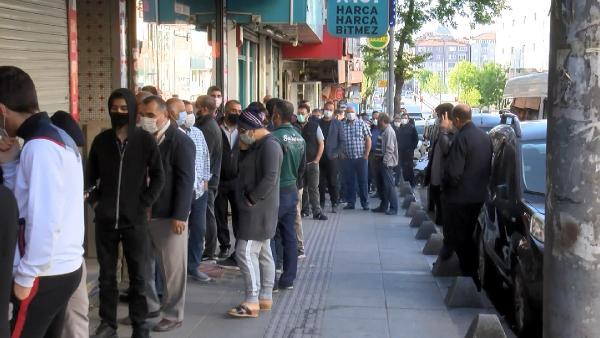 Ucuza Tatlı Almak İçin Metrelerce Kuyruğa Girdiler!