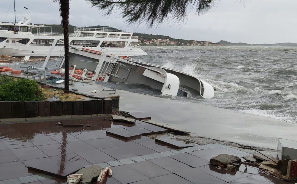 Ayvalık’ta Şiddetli Fırtına Nedeniyle 20 Tekne Battı!