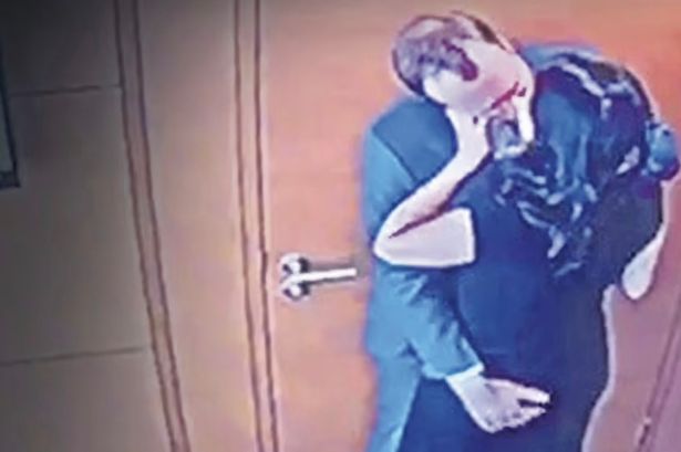 Eşini Aldatan Sağlık Bakanı: Sosyal Mesafeyi İhlal Ettiğim İçin Üzgünüm