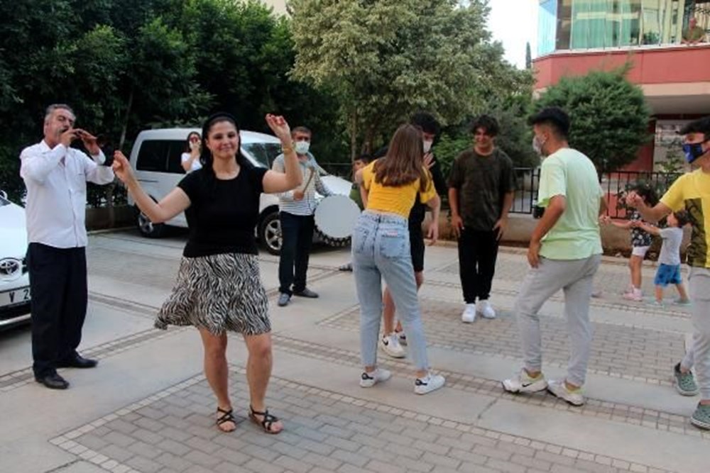 Boşanmayı Davul Zurnayla Kutladı