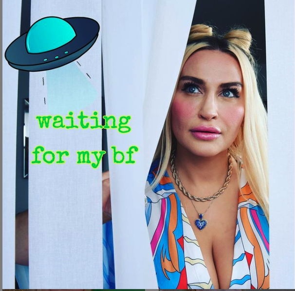 Kendisini Kaçıran Uzaylıya Aşık Oldu!