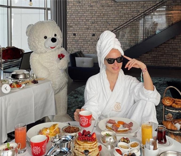 Burcu Esmersoy Kahvaltıda 8 Simit Yediğini İtiraf Etti