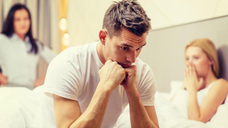 Sevgilisini Aldatan Erkek Fotoğraftaki Kitap Detayından Yakalandı!