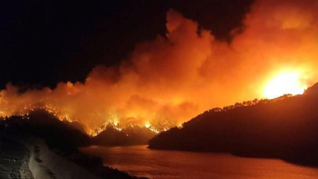 Türkiye Alevlere Teslim Oldu: 7 İldeki Yangın Söndürme Çalışmaları Devam Ediyor