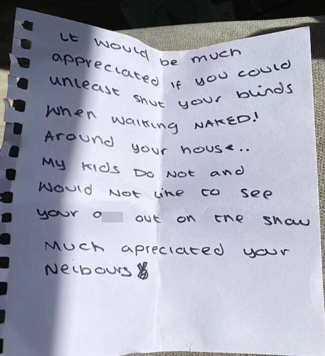 Evinde İç Çamaşırıyla Dolaşan Kadın Aldığı Not Karşısında Şok Geçirdi!