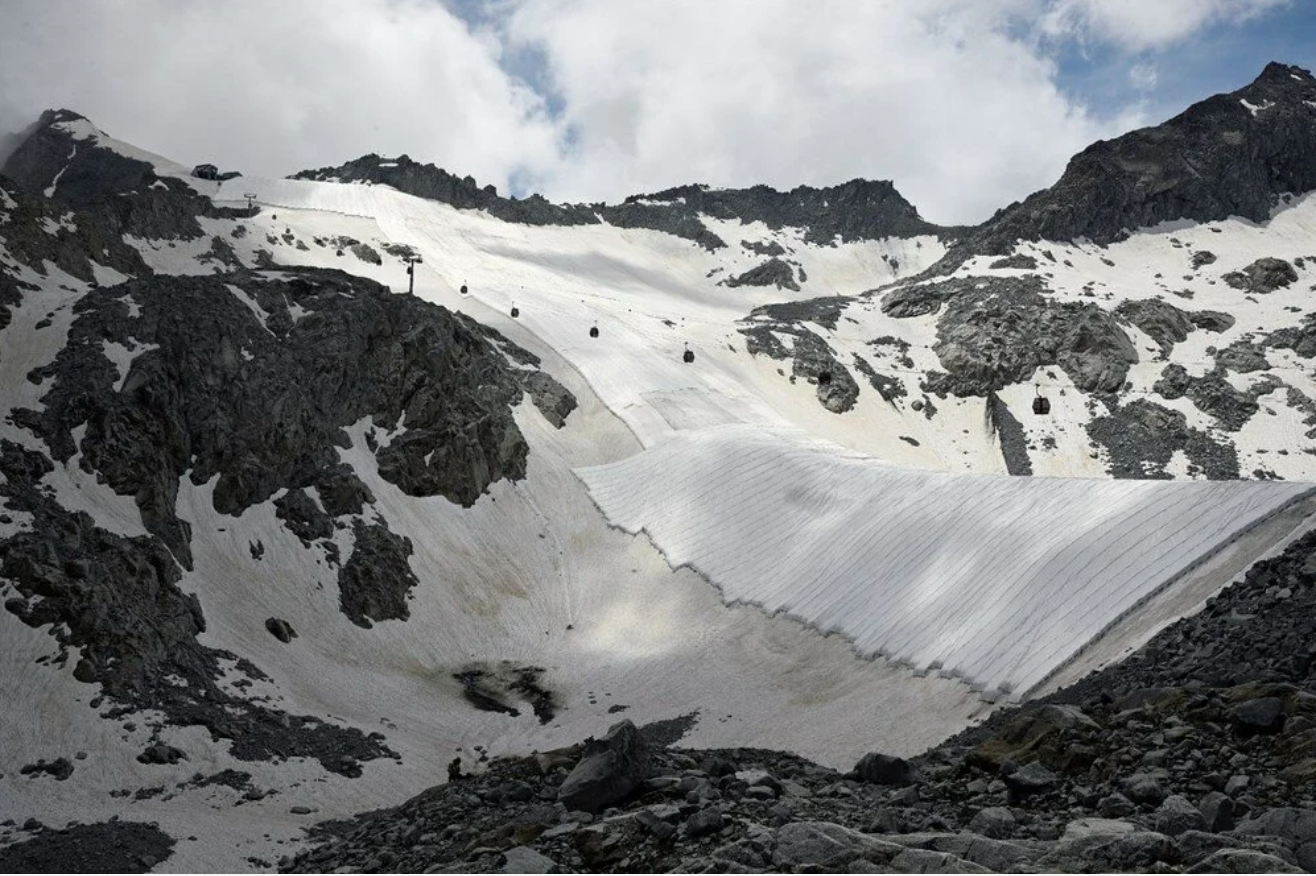 İtalyanlar, Presena Buzulunu Muşambayla Koruyor!