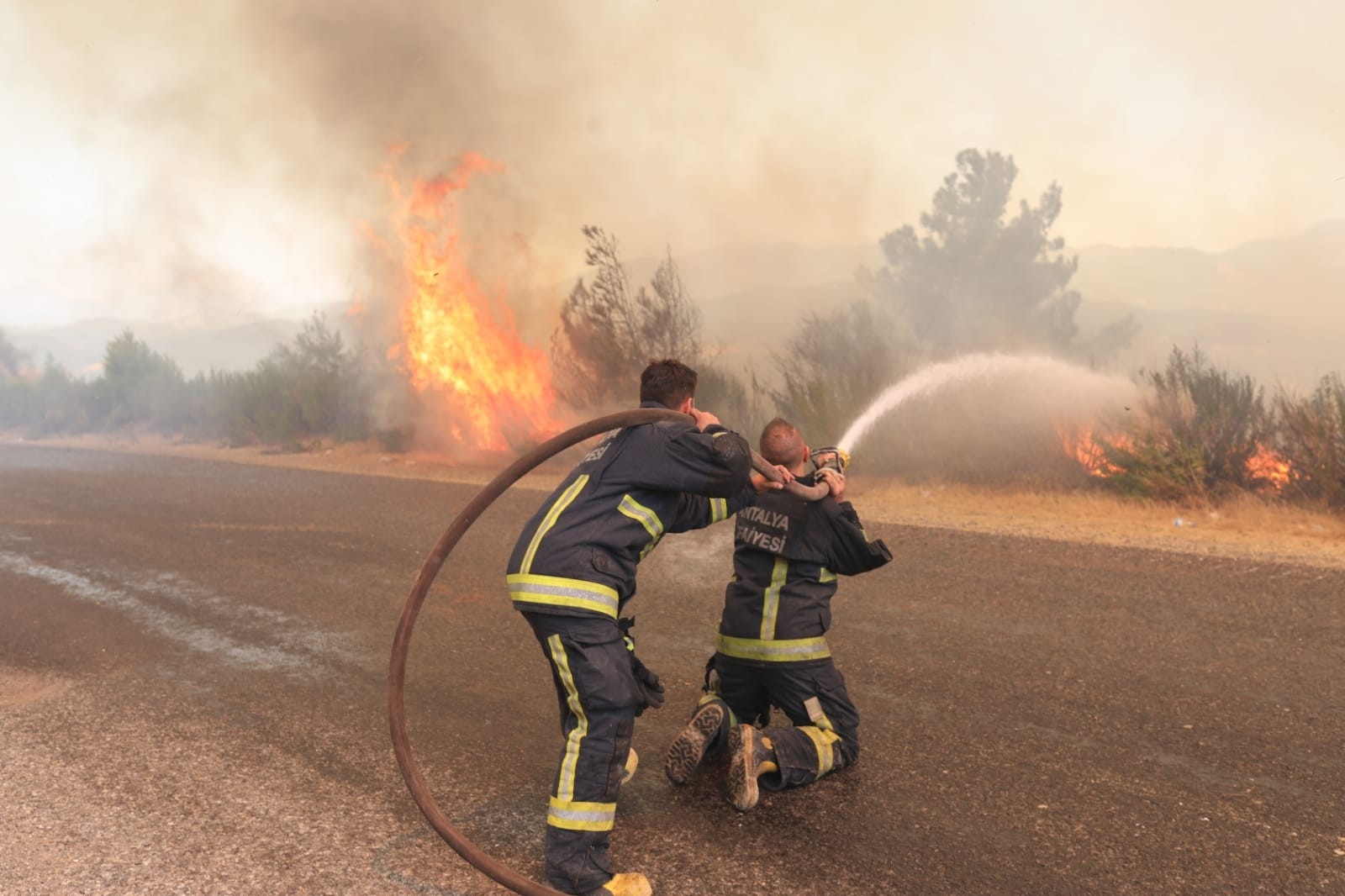1 Hafta Önce Evlenen İtfaiye Eri Balayını Bırakıp Yardıma Koştu
