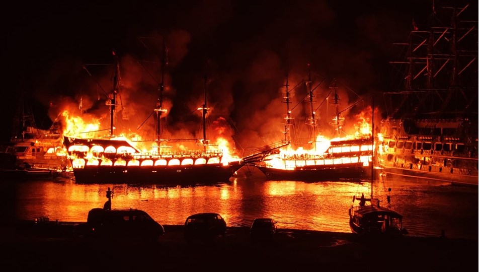 Alanya’da Tur Tekneleri Yandı