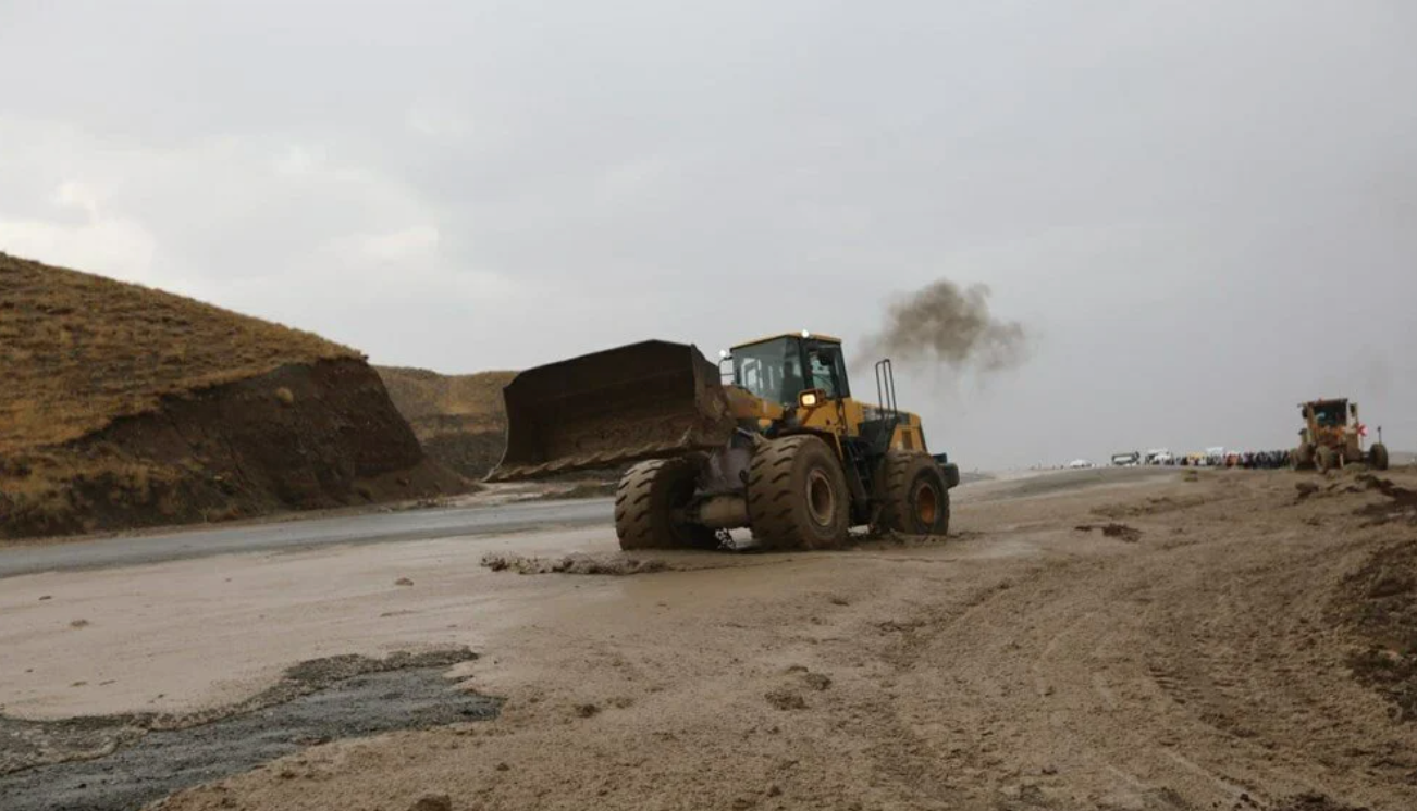 Sel ve Heyelan Hakkari-Van Kara Yolunun Kapanmasına Neden Oldu!