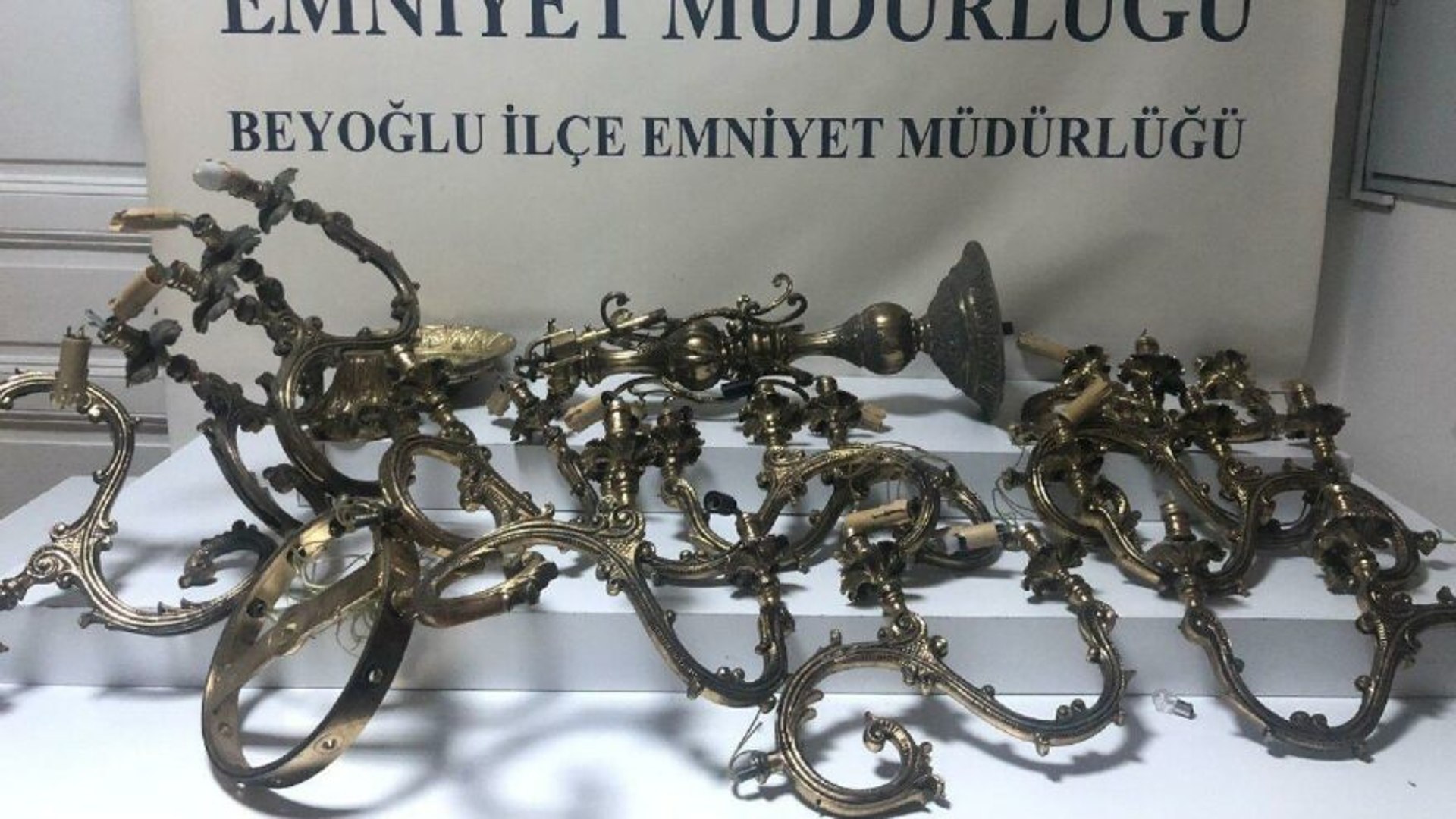 Antika Şamdanı Çaldı, Hurda Fiyatına Sattı