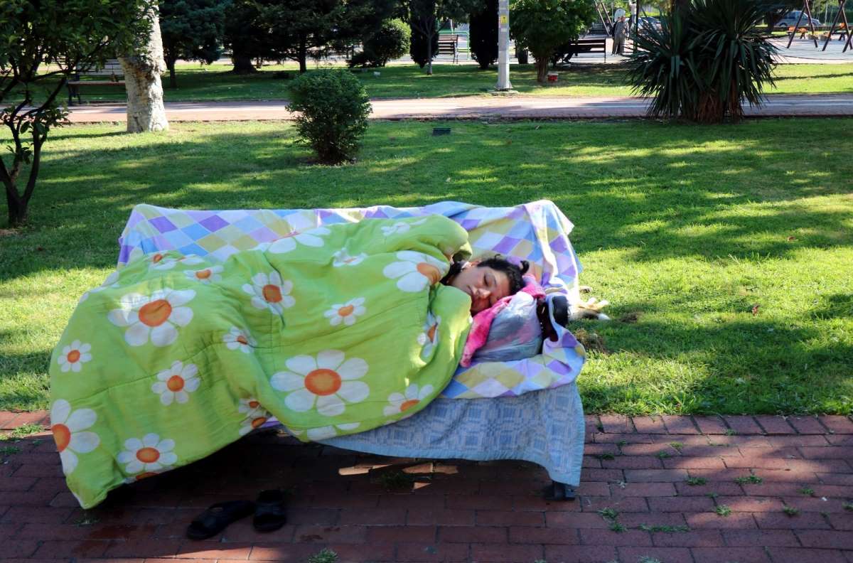 Parkta Yaşayan Kadın İçin Yetkililer Seferber Oldu