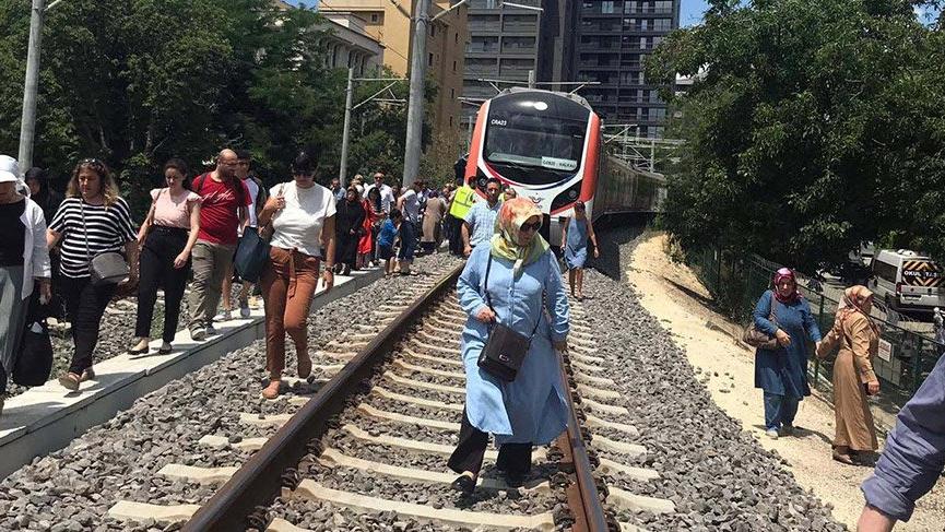 Marmaray Arıza Yaptı, Yolcular Raylarda Yürüdü