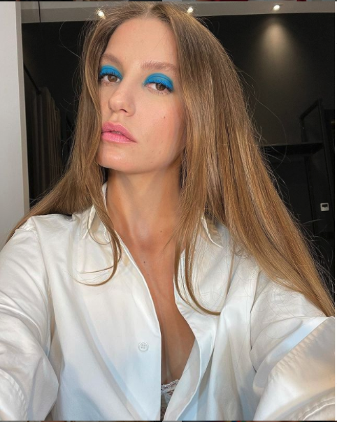 Serenay Sarıkaya Dantelli İç Çamaşırıyla Ortalığı Yıktı Geçti