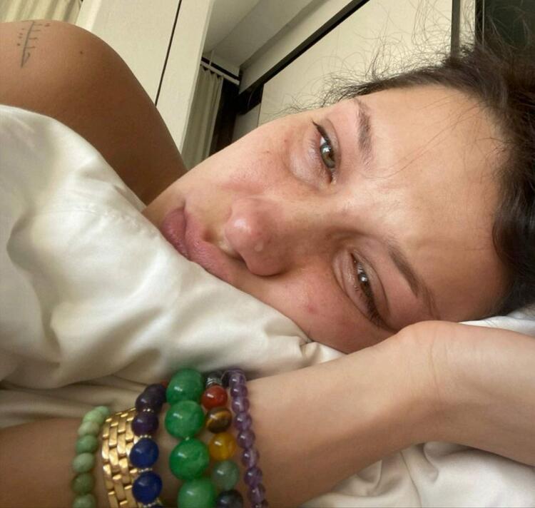 Bella Hadid’in Ağlayan Fotoğrafları Dikkat Çekti