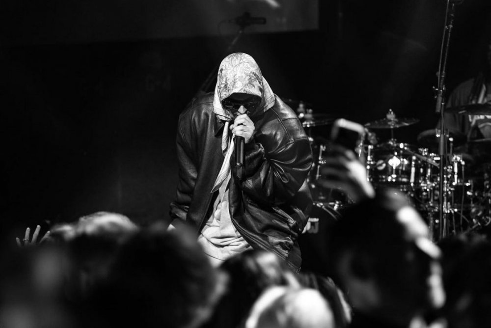 Justin Bieber Sahneye Başörtüsüyle Çıktı