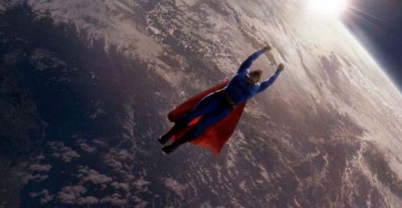 Superman’im Diyerek Kafede Oturanların Masasına Atladı!