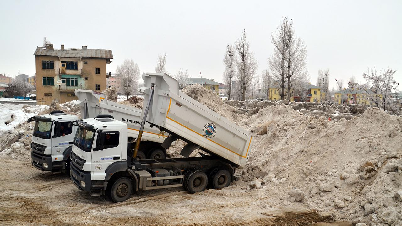 Muş Kar Kabusundan Kamyonlarla Kurtuluyor!