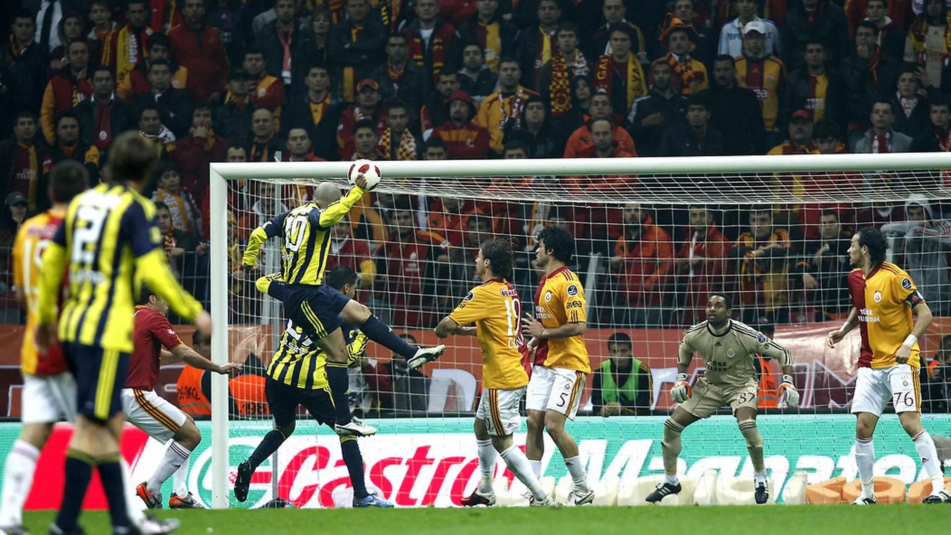 Alex’ten Flaş İtiraf: “Galatasaray Taraftarı Evime Geldi!”